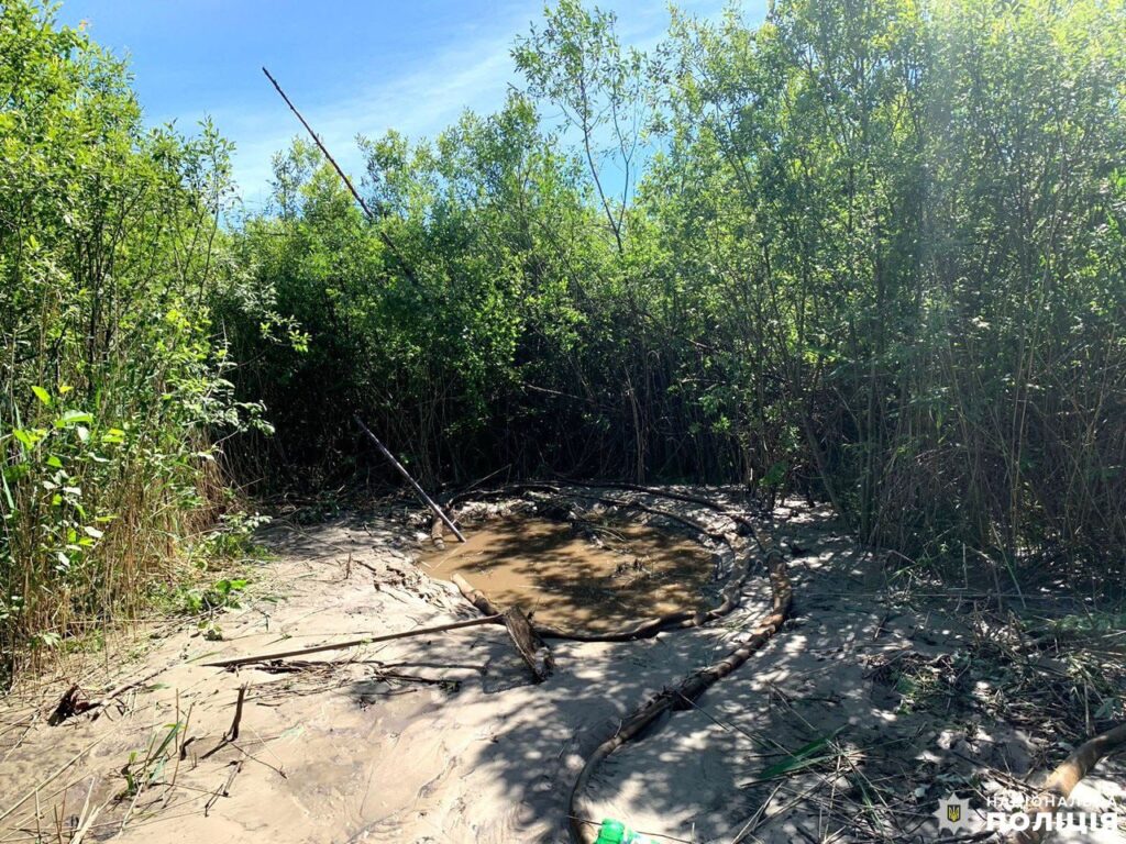 1 Жителів Рівненщини упіймали на незаконному видобутку бурштину (ФОТО)