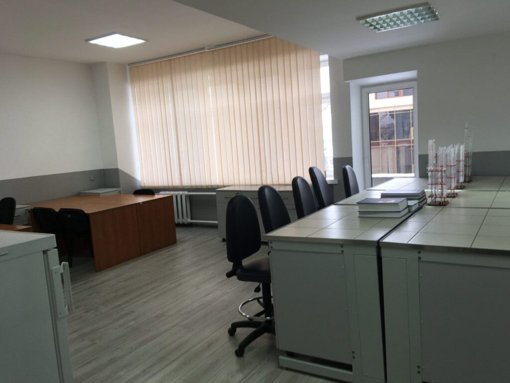 1 В центрі Рівного продають інститут (ФОТО)