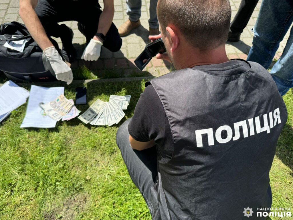 1 Обіцяв “порішати” земельне питання за 4 тисячі доларів: на Рівненщині затримали чиновника