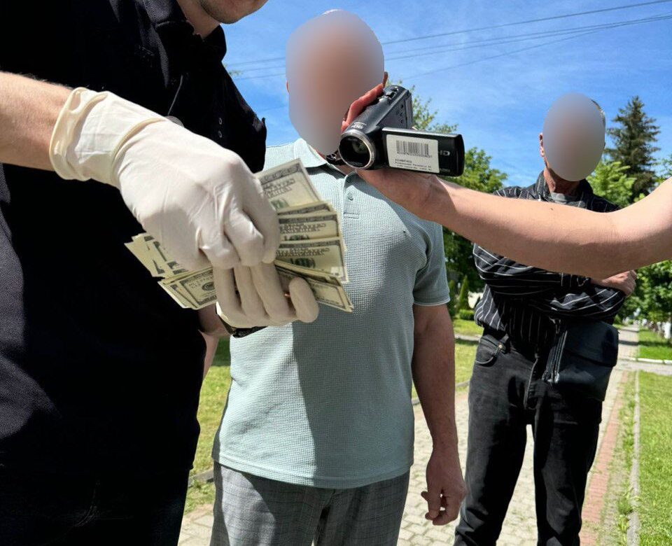 Обіцяв “порішати” земельне питання за 4 тисячі доларів: на Рівненщині затримали чиновника