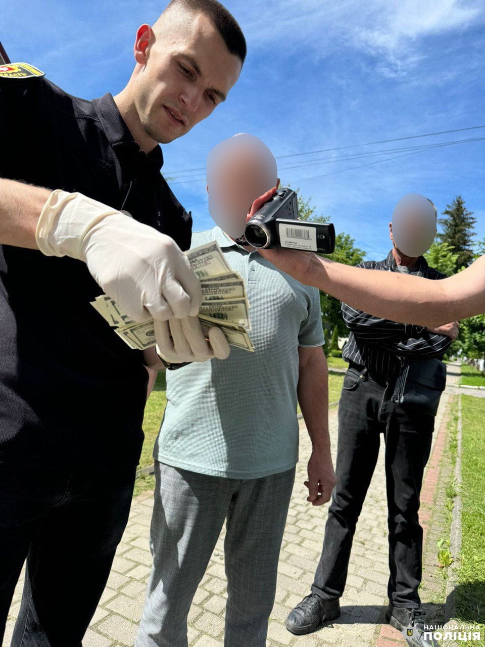 Обіцяв “порішати” земельне питання за 4 тисячі доларів: на Рівненщині затримали чиновника 0000