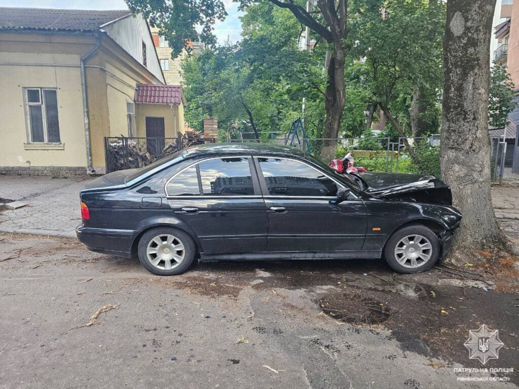 1 У центрі Рівного затримали п'яного водія BMW, який врізався в дерево (ФОТО)