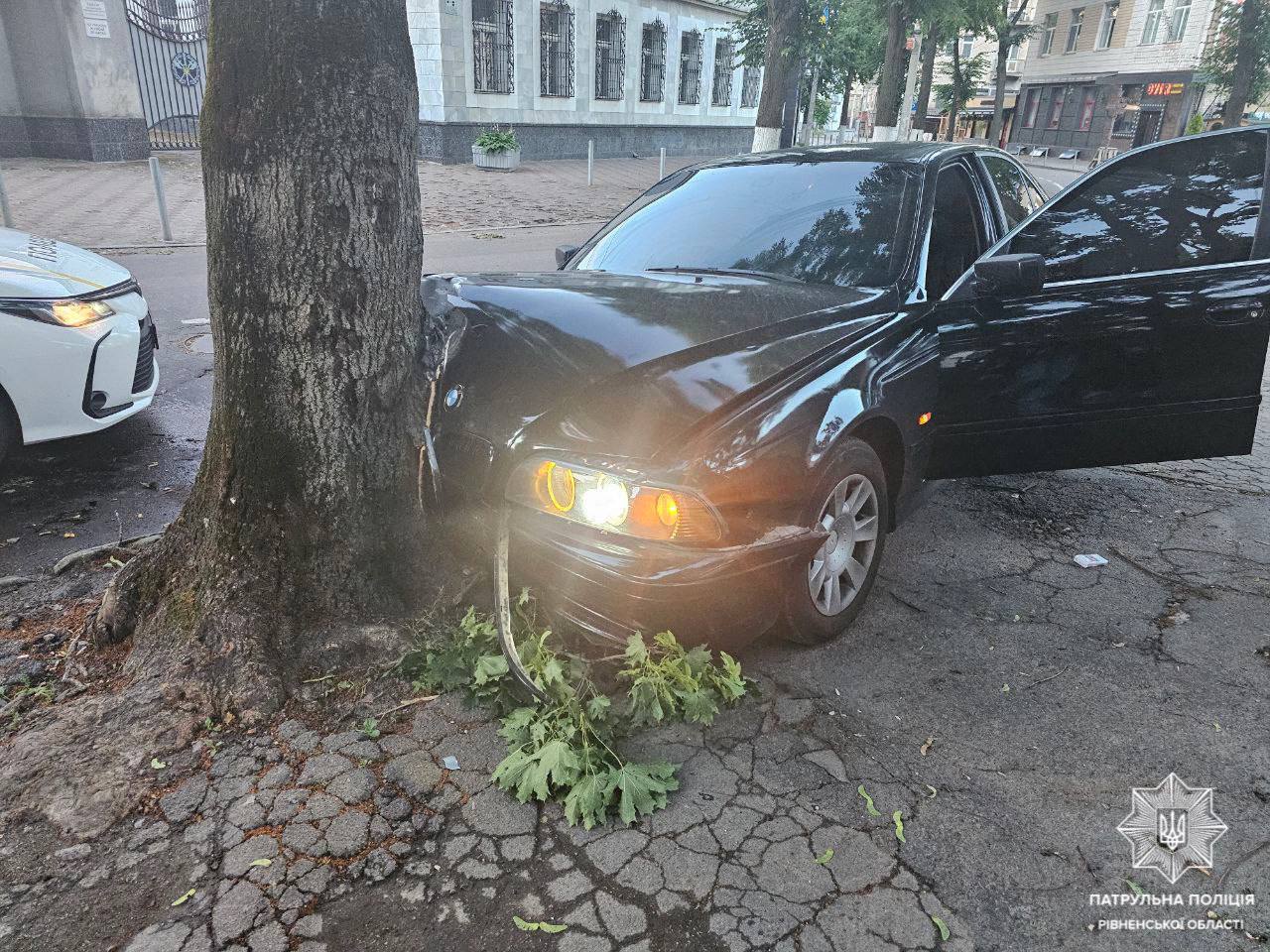 У центрі Рівного затримали п’яного водія BMW, який врізався в дерево (ФОТО) 0000