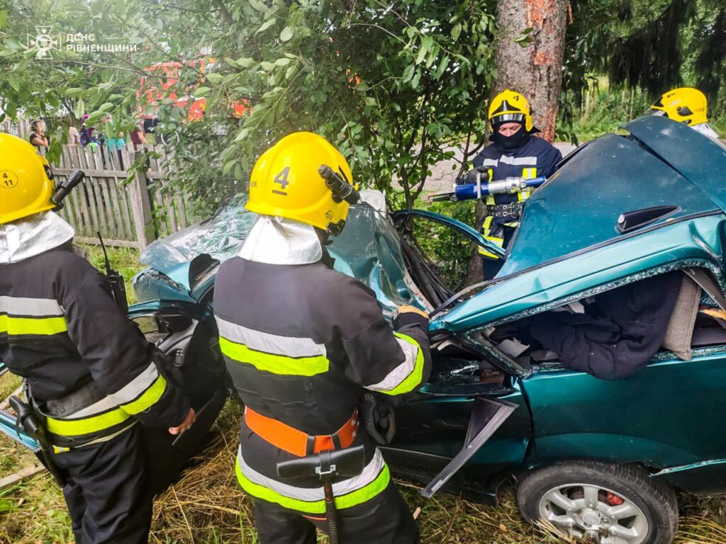 1 На Рівненщині внаслідок ДТП тіло пасажира діставали рятувальники (ФОТО)