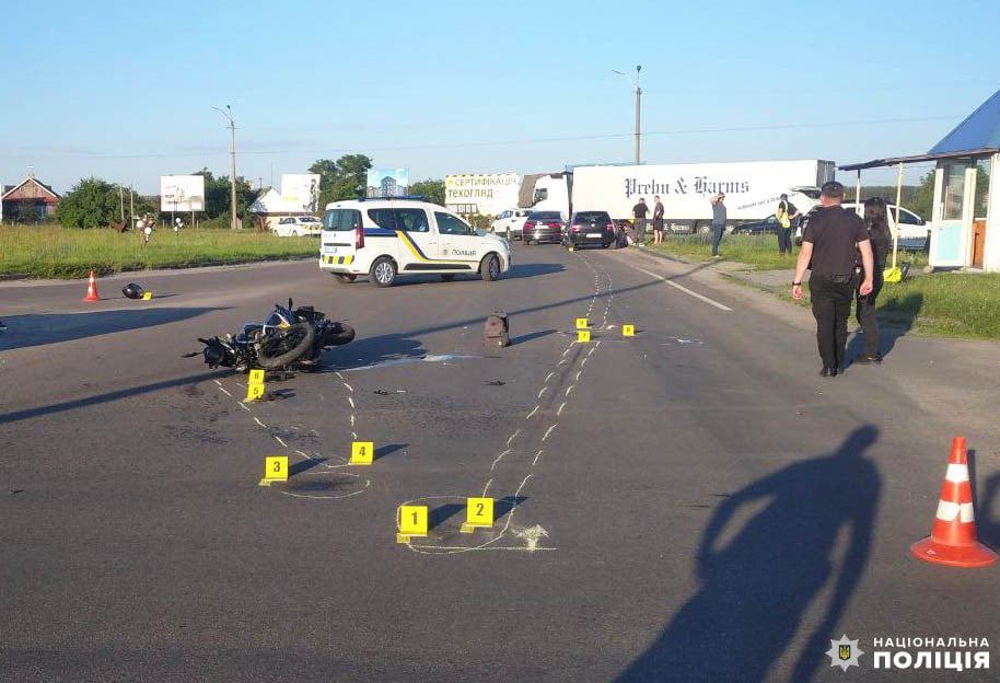 1 Двоє 22-річних водіїв потрапили в ДТП на Рівненщині, один із них загинув (ФОТО)
