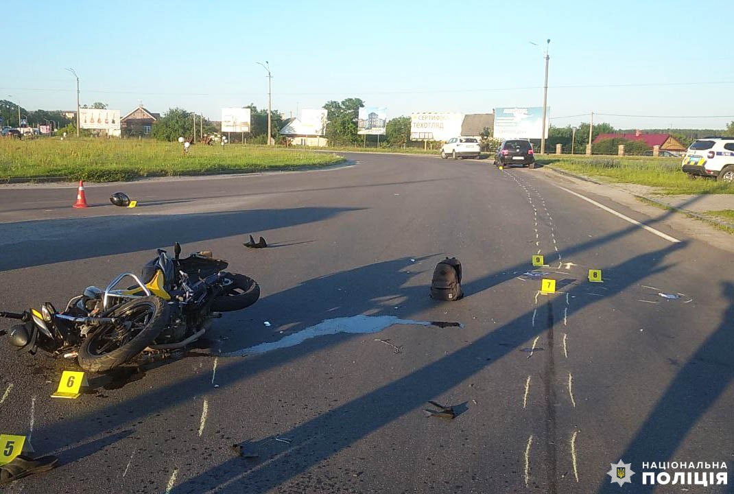 Двоє 22-річних водіїв потрапили в ДТП на Рівненщині, один із них загинув (ФОТО) 0000