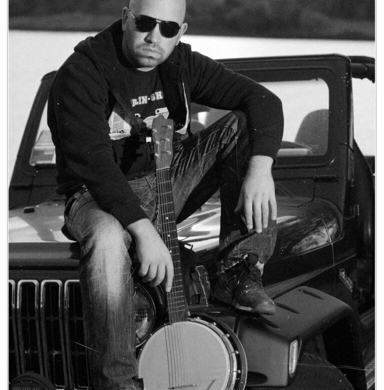 Відомий рівненський художник і музикант потрапив у ДТП (ФОТО)