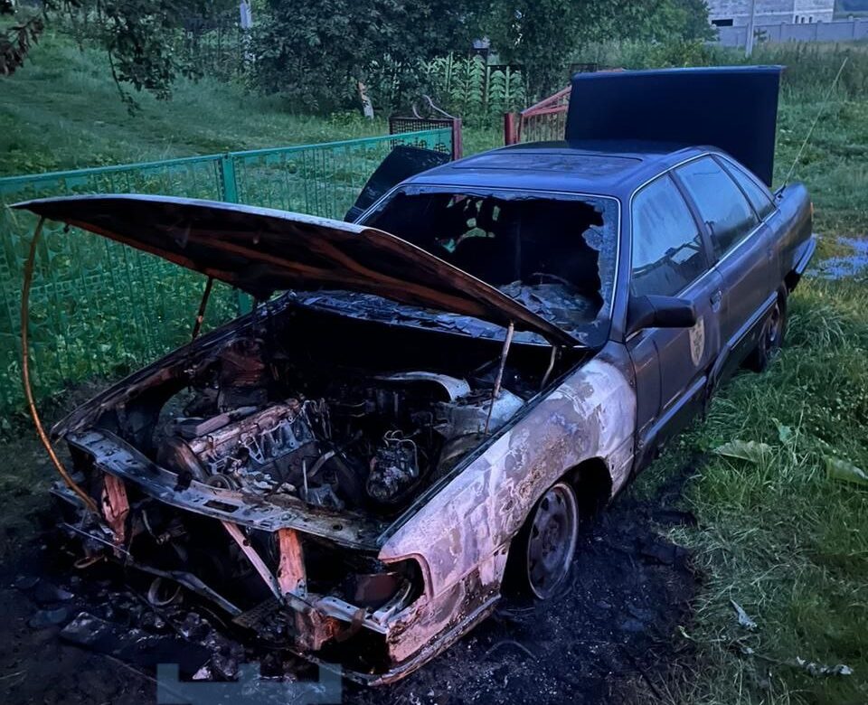 У передмісті Рівного вночі горів автомобіль (ФОТО)