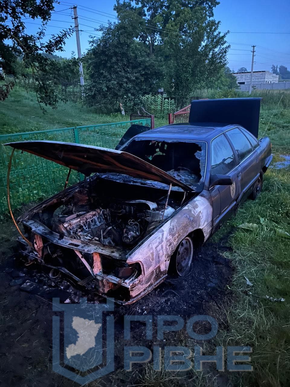 У передмісті Рівного вночі горів автомобіль (ФОТО) 0000