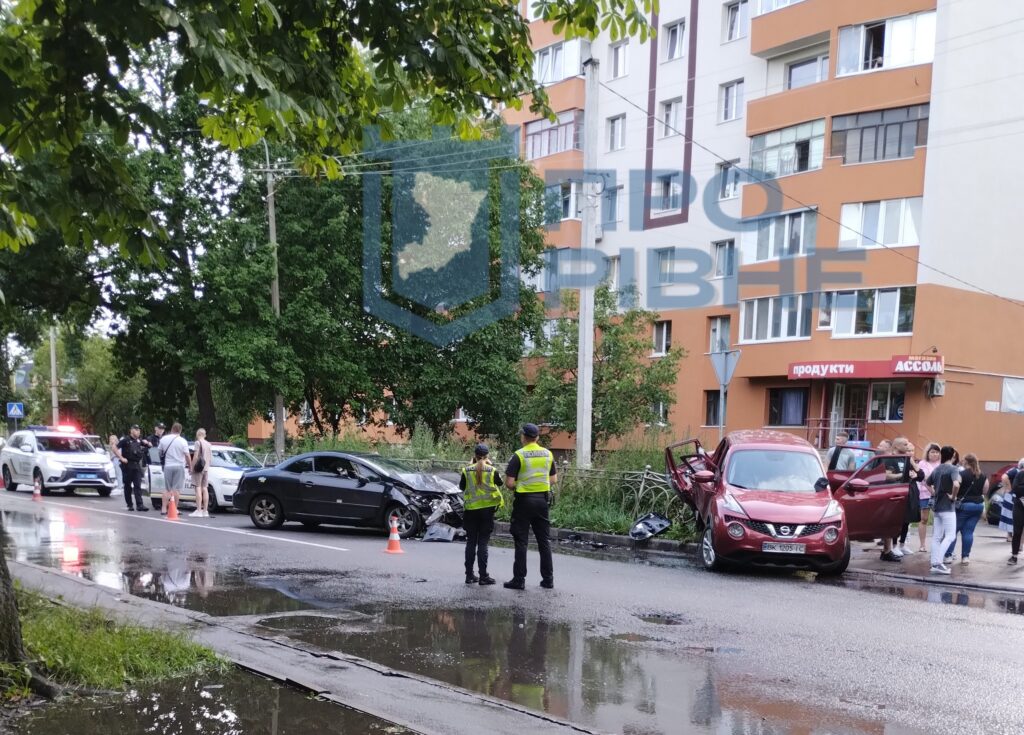 1 У Рівному перекрили частину вулиці через ДТП з потерпілими (ФОТО, ВІДЕО)