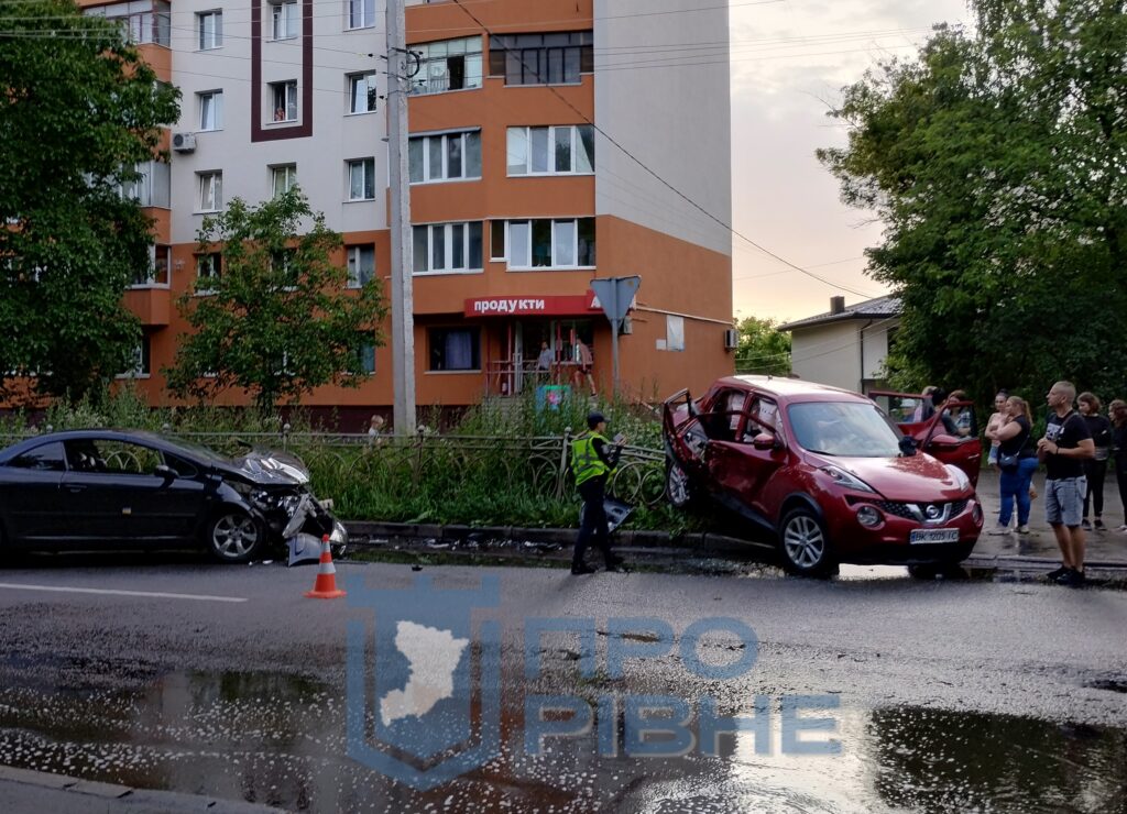 1 У Рівному перекрили частину вулиці через ДТП з потерпілими (ФОТО, ВІДЕО)