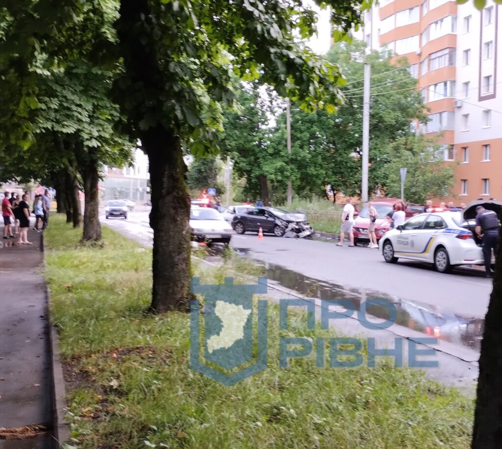 1 У Рівному перекрили частину вулиці через ДТП з потерпілими (ФОТО, ВІДЕО)