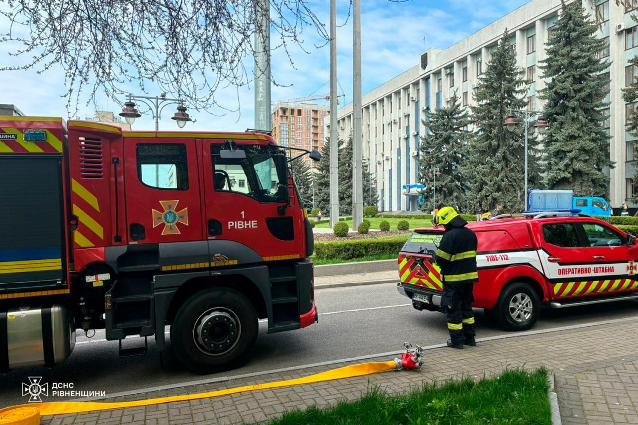 У Рівному з будівлі ОДА та облради евакуюють працівників 0000