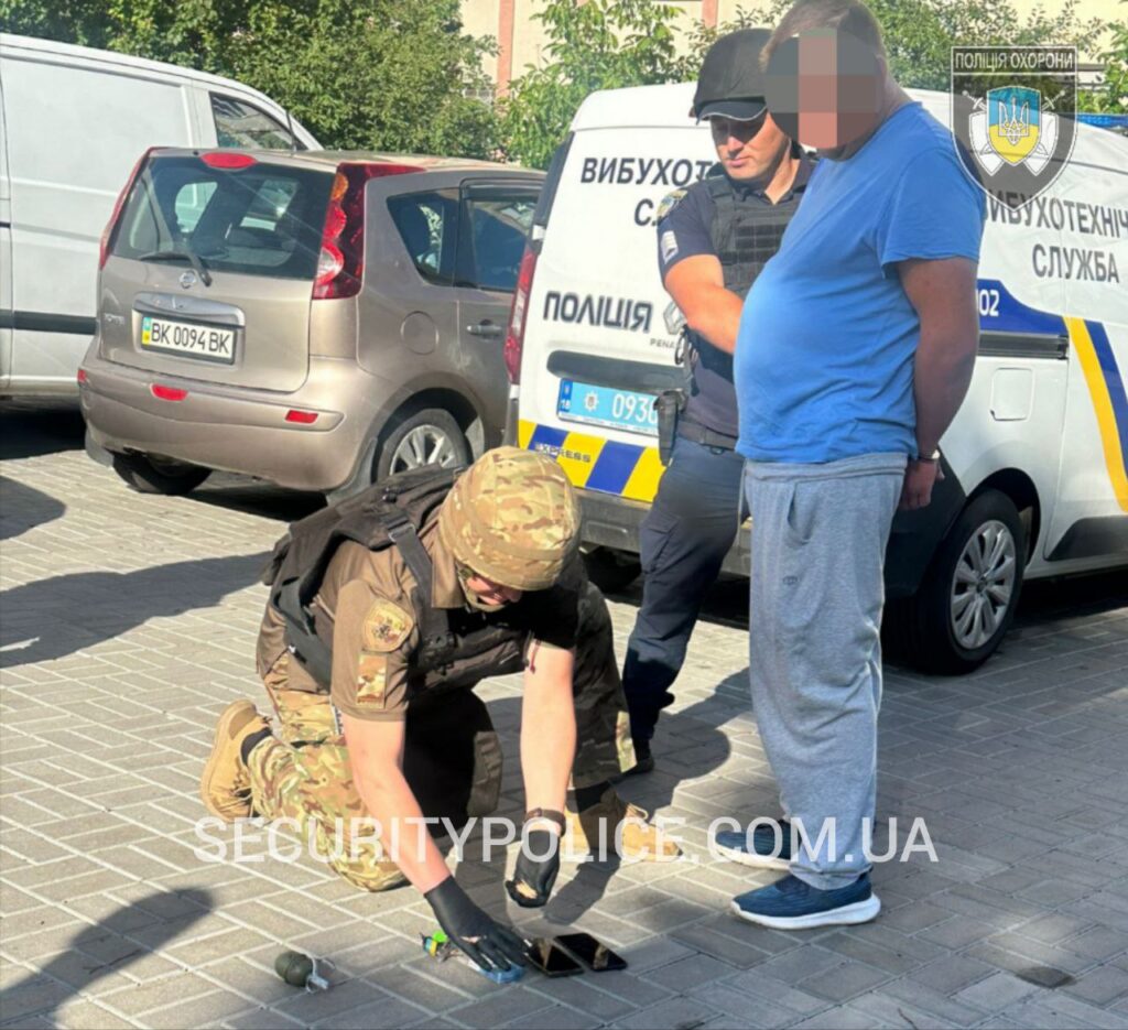 1 У Рівному чоловік погрожував відвідувачам ресторану "гранатою"