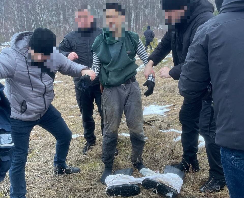 Стріляв та бив сокирою жінок: на Рівненщині судитимуть чоловіка