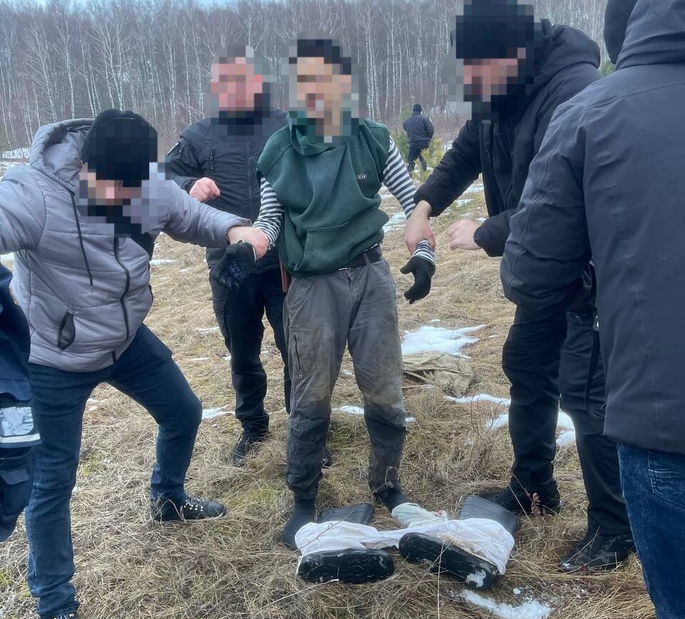 Стріляв та бив сокирою жінок: на Рівненщині судитимуть чоловіка 0000
