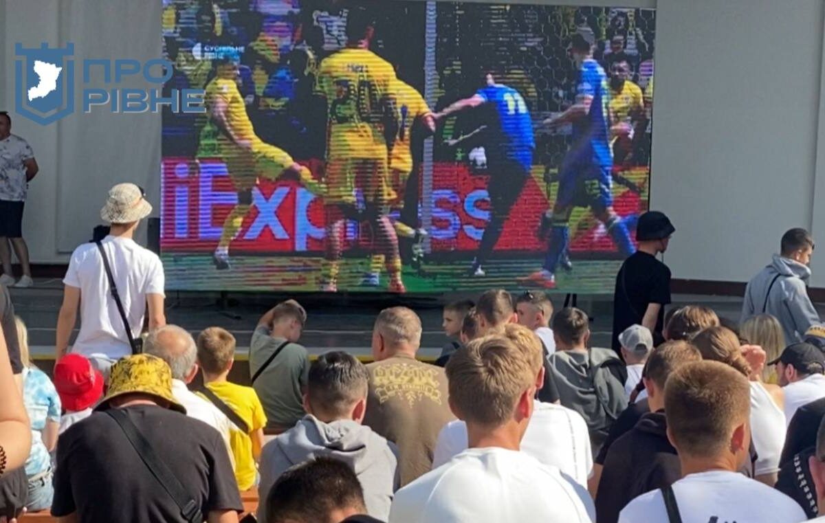 У парку Шевченка у Рівному зібралися уболівальники футболу (ВІДЕО)