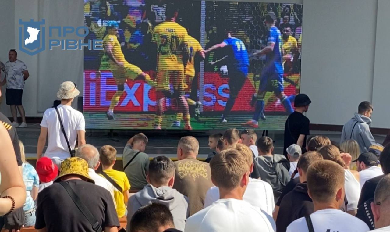 У парку Шевченка у Рівному зібралися уболівальники футболу (ВІДЕО) 0000