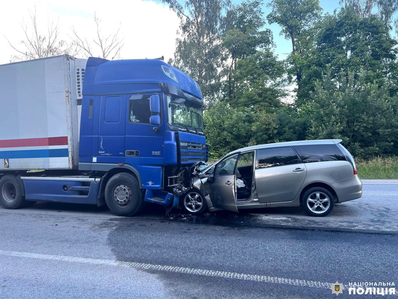 На Рівненщині легковик в’їхав у вантажівку: одного з водіїв госпіталізували 0000