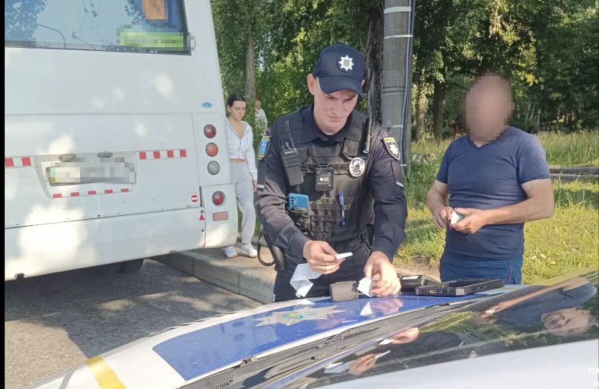 У Рівному водій маршрутки летів і не помітив жінку на переході (ВІДЕО)
