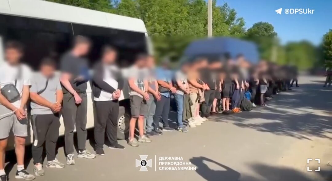 Жителів Рівненщини виявили в рекордній групі “туристів”, які збиралися незаконно перетнути кордон (ВІДЕО) 0000