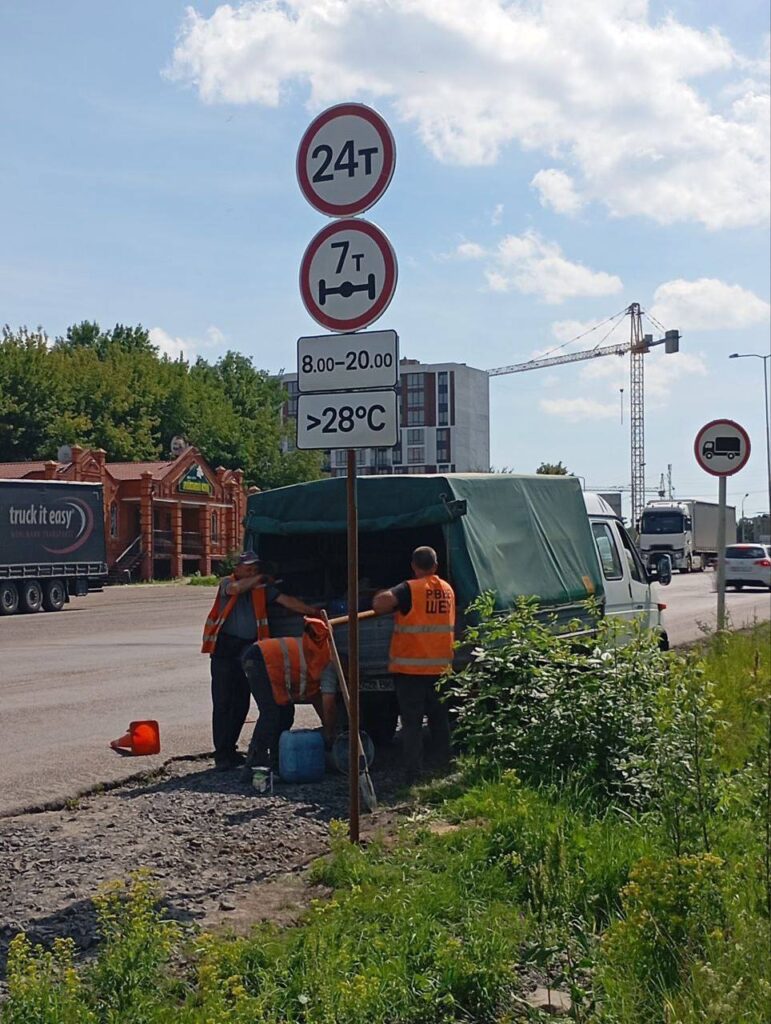 1 Вантажівкам обмежили в'їзд до Рівного (ФОТО)