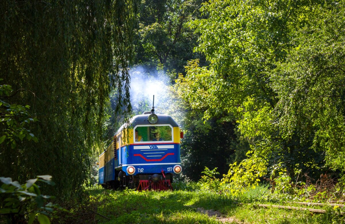 Центром Рівного курсує потяг, яким кермують підлітки (ВІДЕО)