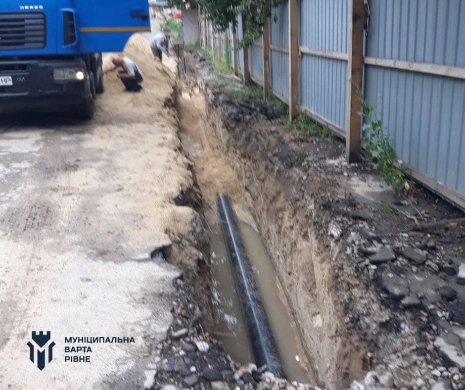 1 На одній з вулиць Рівного пошкодили асфальтне покриття