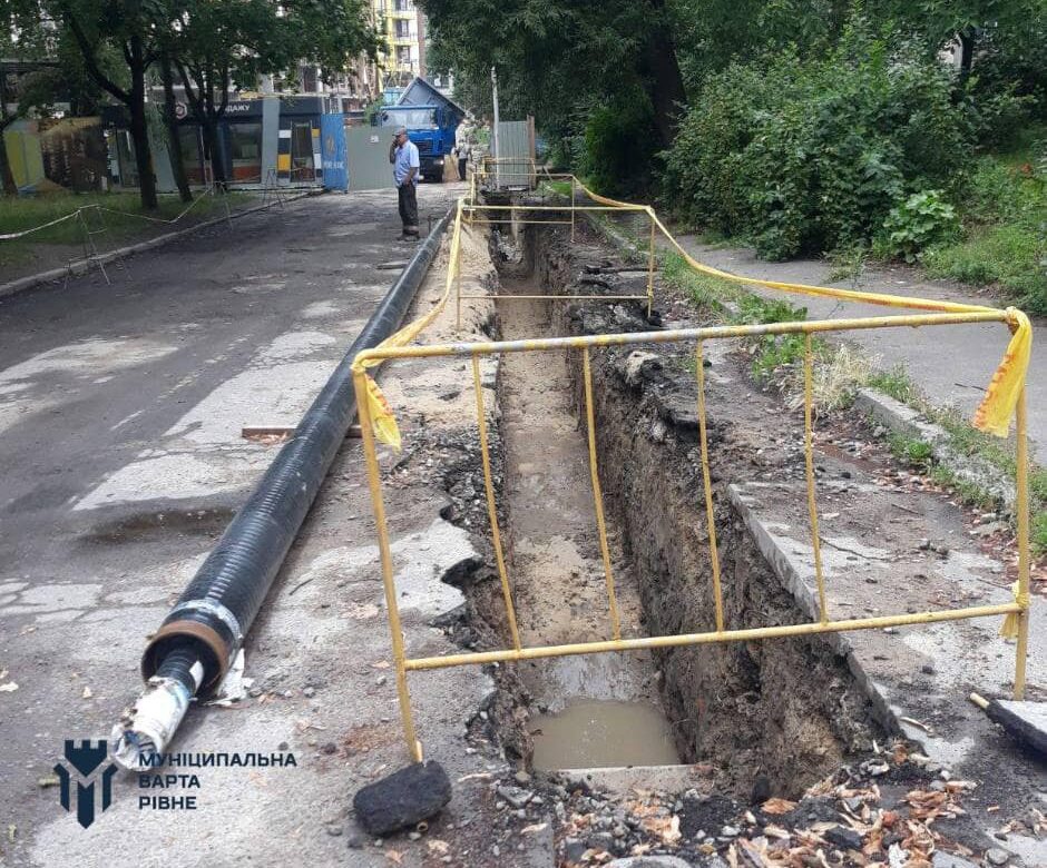 На одній з вулиць Рівного пошкодили асфальтне покриття