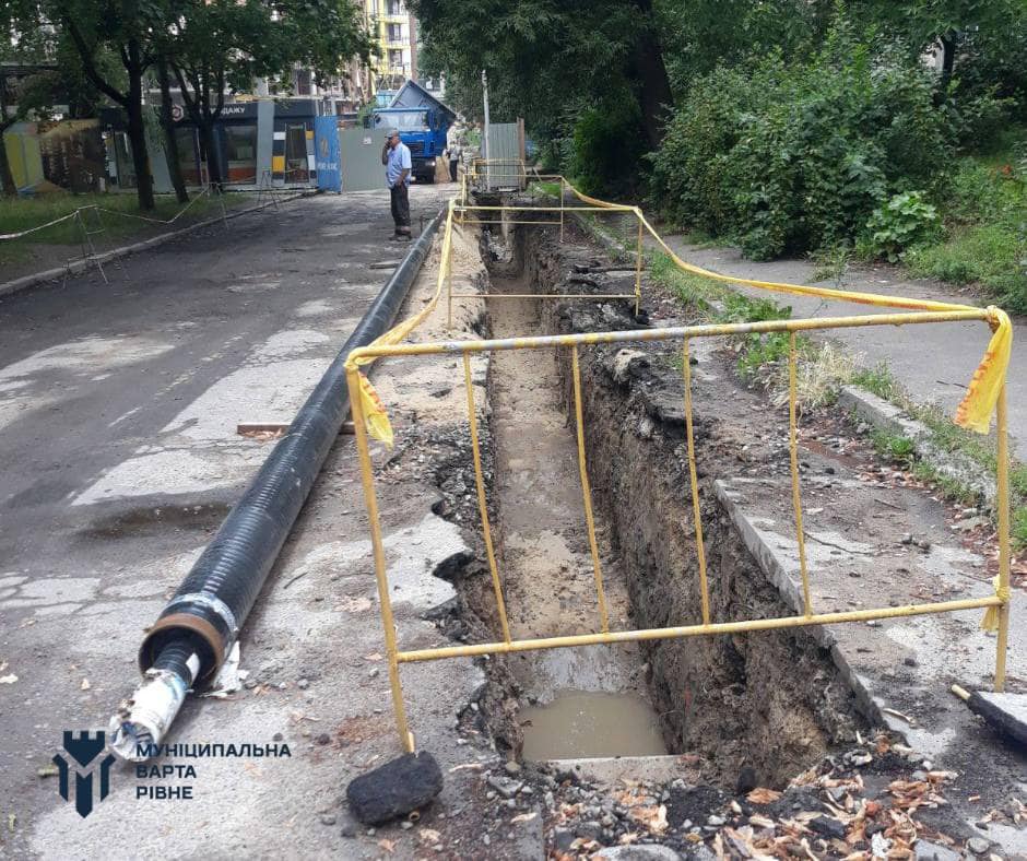 На одній з вулиць Рівного пошкодили асфальтне покриття 0000