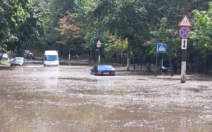 У Рівному змінили рух тролейбусів через підтоплення вулиць 0000