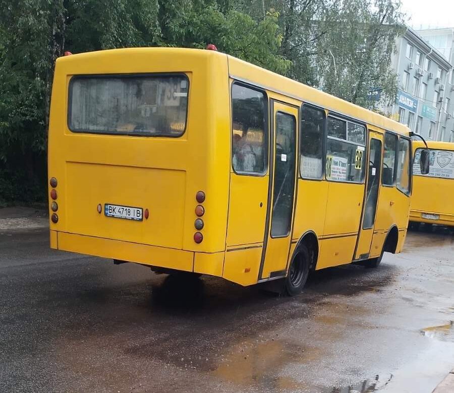 Водій рівненської маршрутки під час дощу проігнорував пенсіонерку на зупинці