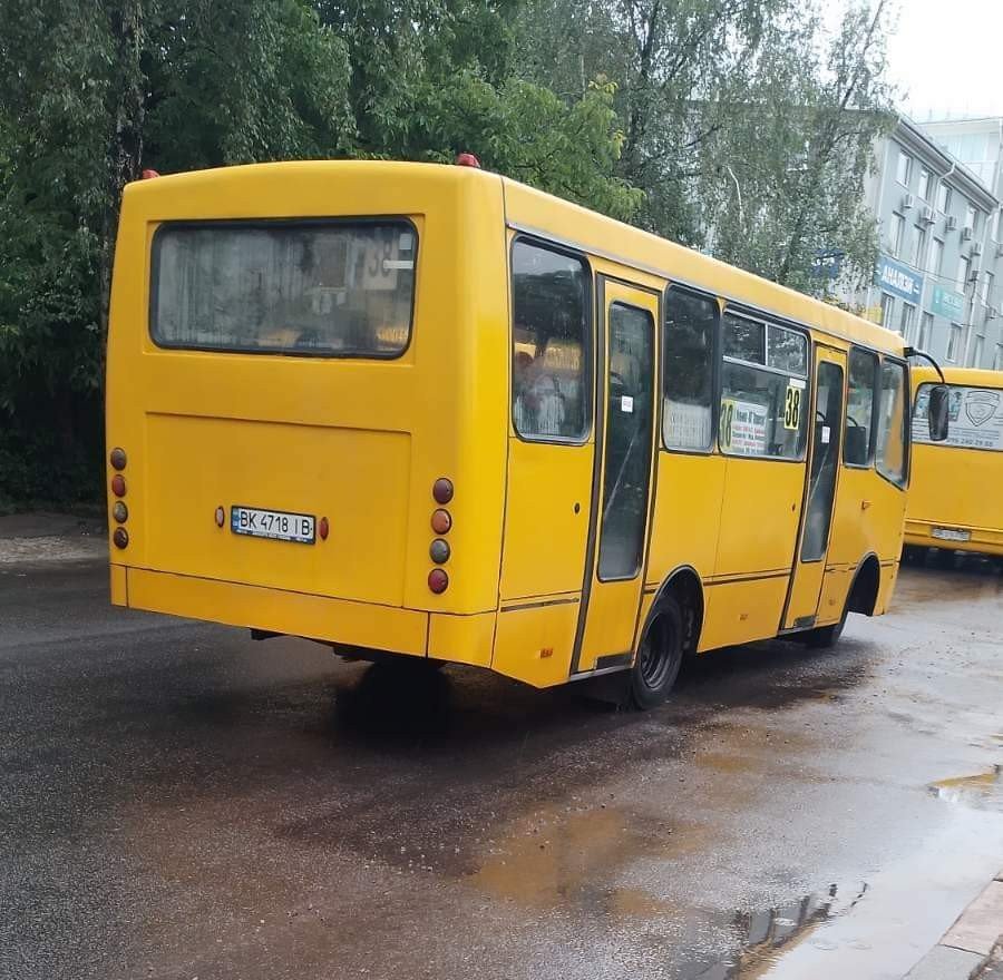Водій рівненської маршрутки під час дощу проігнорував пенсіонерку на зупинці 0000