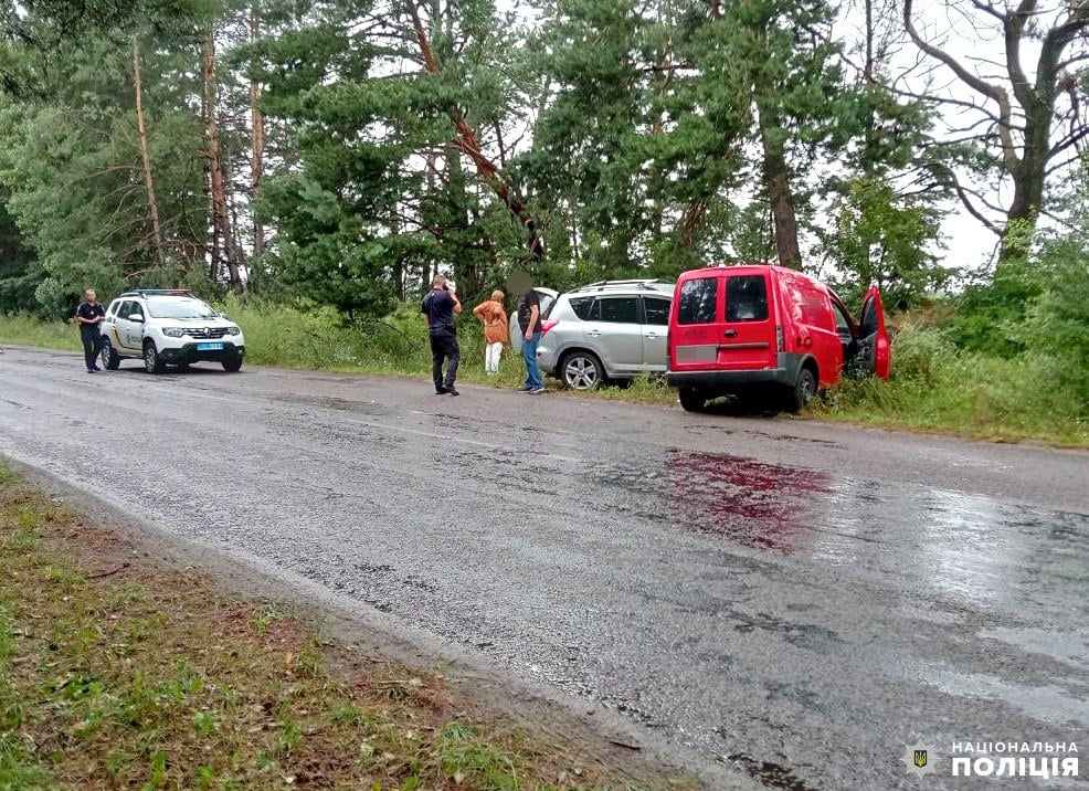 На Рівненщині сталася ДТП з травмованими: водій фургона йшов на обгін