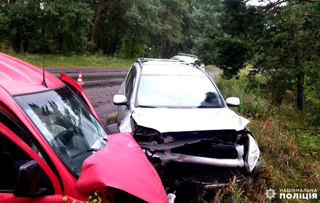 1 На Рівненщині сталася ДТП з травмованими: водій фургона йшов на обгін
