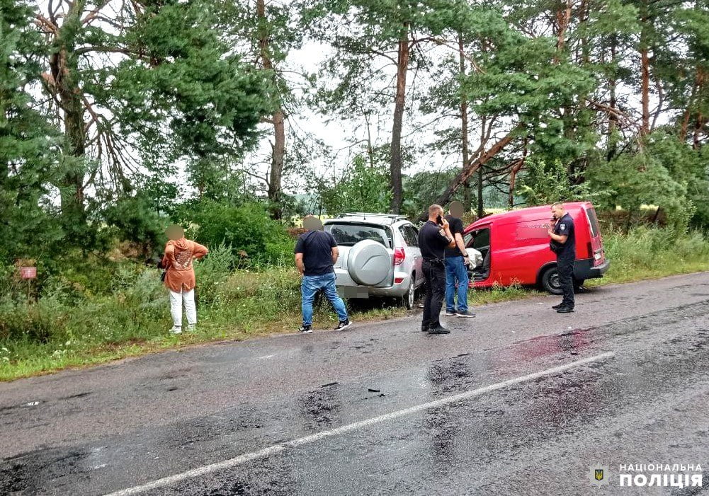1 На Рівненщині сталася ДТП з травмованими: водій фургона йшов на обгін