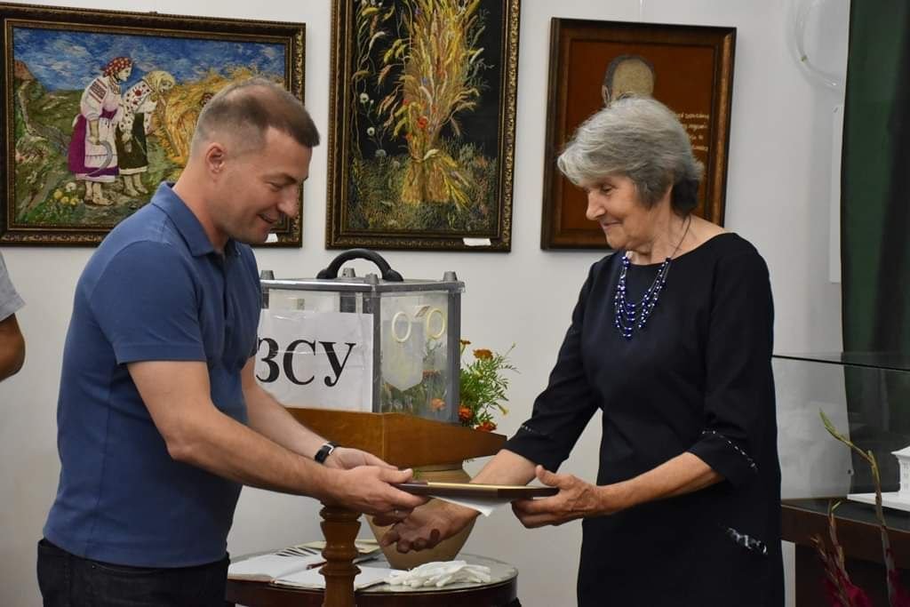 1 80-річна вишивальниця з Рівненщини створила прапор міста