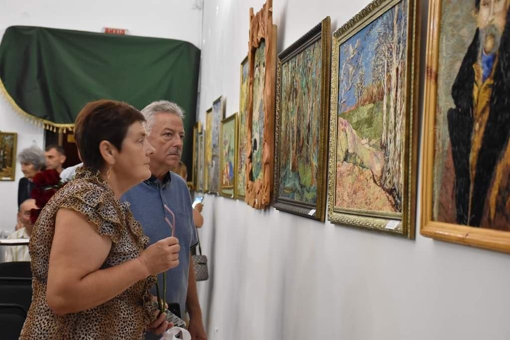 1 80-річна вишивальниця з Рівненщини створила прапор міста