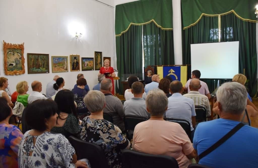 1 80-річна вишивальниця з Рівненщини створила прапор міста