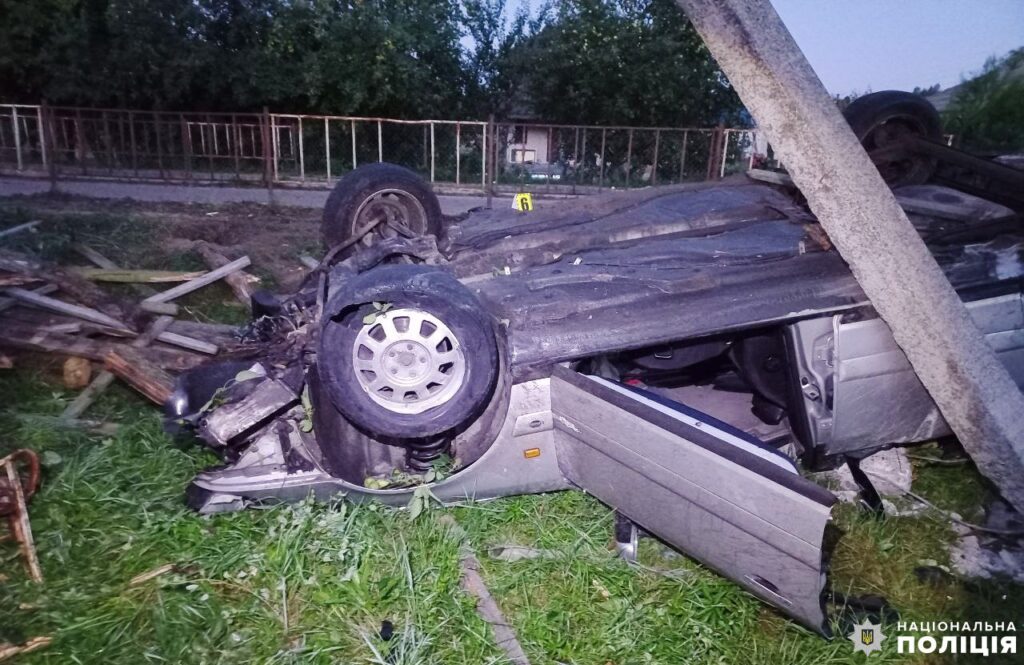 1 На Рівненщині 19-річний водій злетів у кювет і загинув (ФОТО)