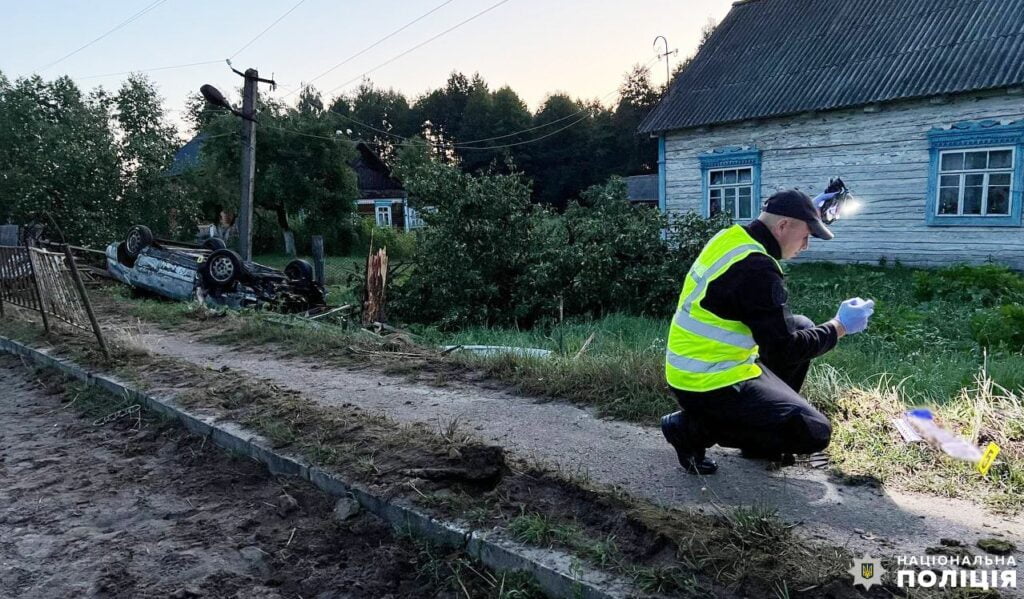 1 На Рівненщині 19-річний водій злетів у кювет і загинув (ФОТО)
