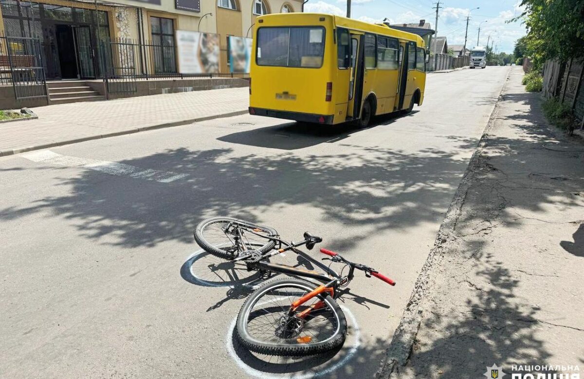 У Рівному підліток на велосипеді потрапив під колеса маршрутки (ФОТО)