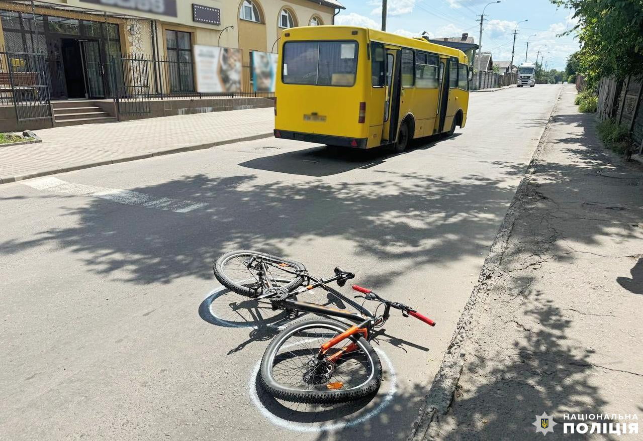У Рівному підліток на велосипеді потрапив під колеса маршрутки (ФОТО) 0000