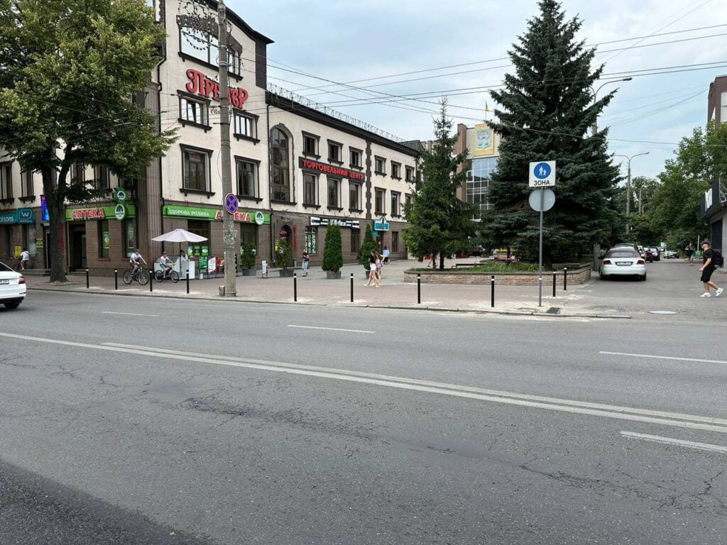 1 У центрі Рівного закрили популярну парковку (ФОТО)