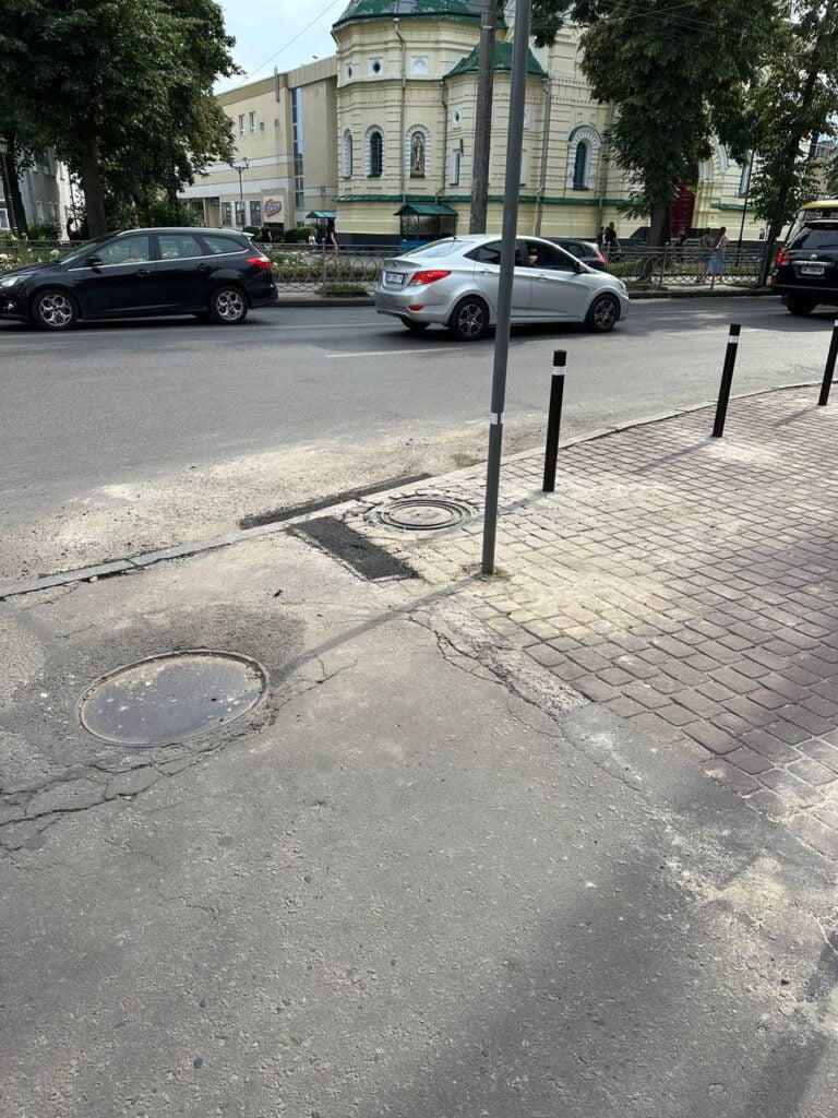 1 У центрі Рівного закрили популярну парковку (ФОТО)