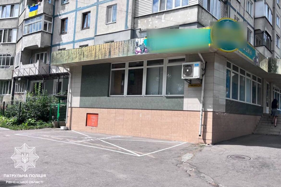 У Рівному директор магазину зазіхнув на територію багатоквартирного будинку (ФОТО)