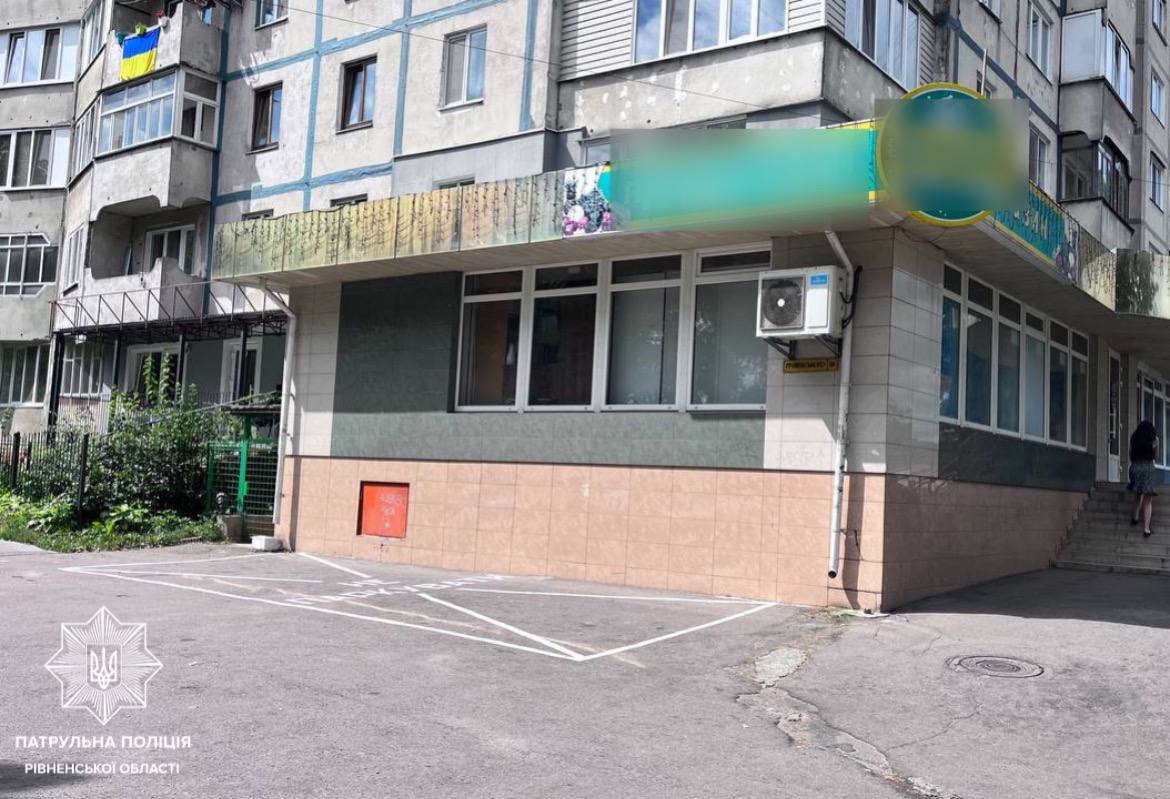 У Рівному директор магазину зазіхнув на територію багатоквартирного будинку (ФОТО) 0000