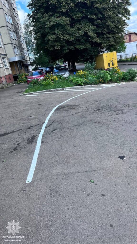 1 У Рівному директор магазину зазіхнув на територію багатоквартирного будинку (ФОТО)