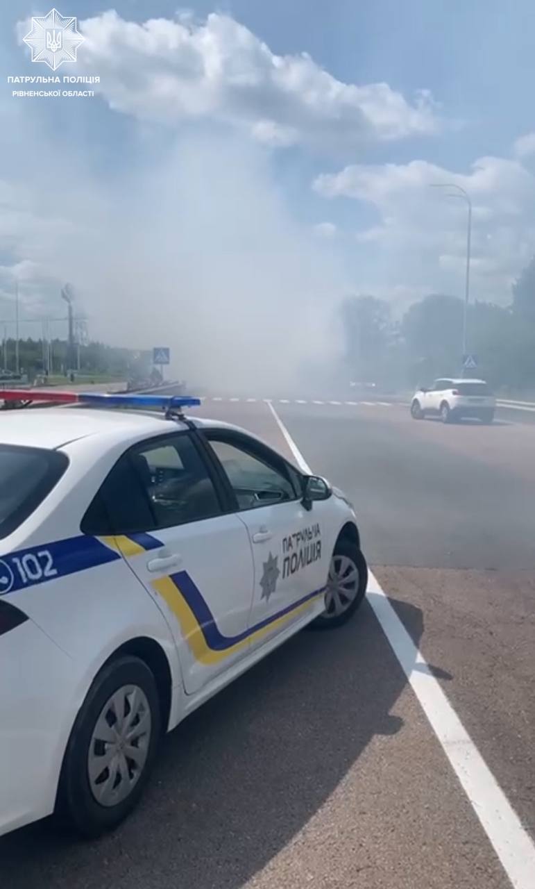 Біля Рівного перекрили міжнародну трасу через пожежу 0000