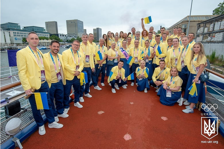 Відкриття Олімпіади 2024: рівненські спортсмени пропливли на човні у Парижі